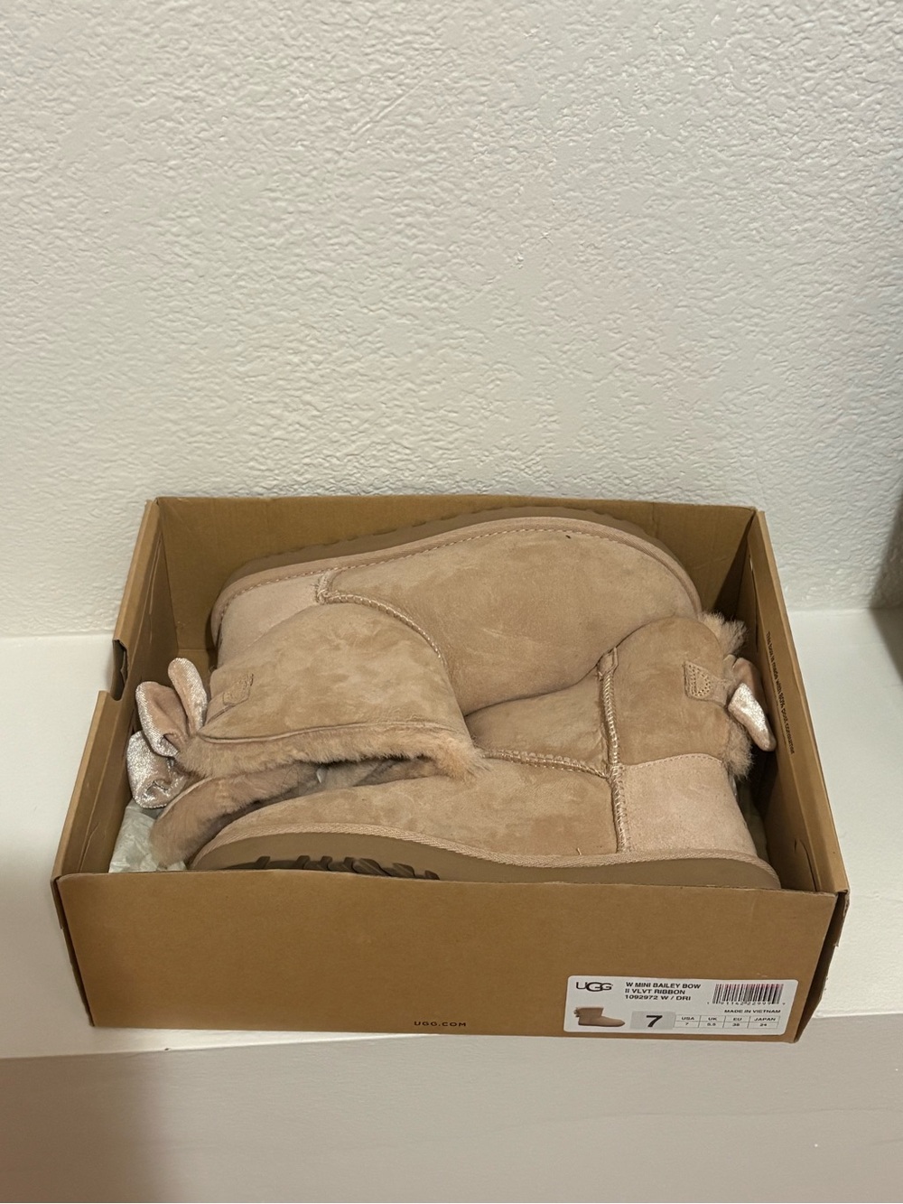 UGG Women's Bailey Bow Short Boot - Sand/Tan